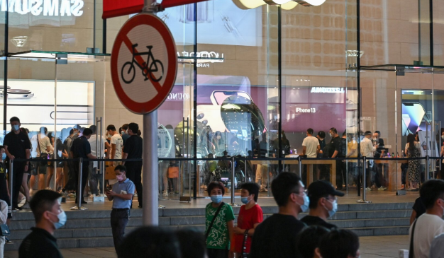 Apple Stays in China Despite $600B U.S. Shift